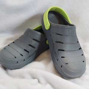 Rugged Shark Boy's Comfort Molded Gray & Green Back Trap Clogs Size 4